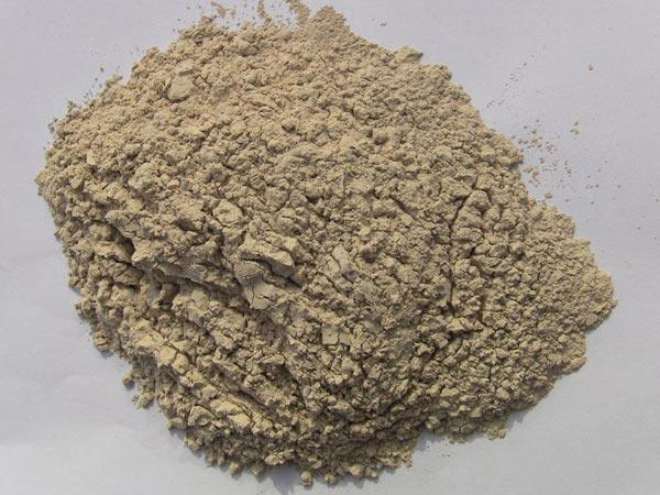 礬土性質(zhì) 礬土主要成分是氧化鋁，為煉鋁和耐火材料的主要原料。白色或灰白色，因含鐵而呈褐黃或淺紅色。密度3.45g/cm3，硬度1～3，不透明，質(zhì)脆。極難熔化，不溶于水，能溶于硫酸、氫氧化鈉溶液。 地區(qū)分布 中國鋁土礦資源比較豐富，在全國18個省、自治區(qū)、直轄市已查明鋁土礦產(chǎn)地205處，其中大型產(chǎn)地72處（不包括臺灣），主要分布在山西、山東、河北、河南、貴州、四川、廣西、遼寧、湖南等地。 投資前景 1.可用于煉鋁工業(yè)。用于國防、航空、汽車、電器、化工、日常生活用品等。 2.可用于精密鑄造。礬土熟料加工成細(xì)粉做成鑄模后精鑄。用于軍工、航天、通訊、儀表、機(jī)械及醫(yī)療器械部門。 3.可用于耐火制品。高鋁礬土熟料耐火度高達(dá)1780℃，化學(xué)穩(wěn)定性強(qiáng)、物理性能良好。 4.硅酸鋁耐火纖維。用于鋼鐵、有色冶金、電子、石油、化工、宇航、原子能、國防等多種工業(yè)，消防人員可用耐火纖維布做成衣服。 5.制造礬土水泥、研磨材料、陶瓷工業(yè)以及化學(xué)工業(yè)可制鋁的各種化合物。 鋁礬土磨粉制備 鋁礬土粉是選用煅燒過的熟鋁礬土礦石用雷蒙磨加工制成的細(xì)粉，粒度通常為100目-325目，在耐火材料行業(yè)得到了廣泛的應(yīng)用。通常加工的流程為先經(jīng)顎式破碎機(jī)進(jìn)行破碎，然后篩分進(jìn)入鋁礬土雷蒙磨或鋁礬土超細(xì)磨粉機(jī)中，進(jìn)行鋁礬土粉制備，使其應(yīng)用更加廣泛。