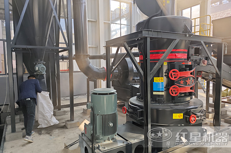 超細(xì)立式磨粉機(jī)試機(jī)現(xiàn)場