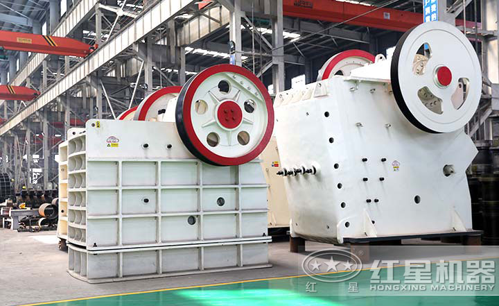 顎式破碎機(jī)實(shí)拍圖，型號(hào)多樣，價(jià)格在10-80萬(wàn)之間